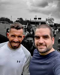 Carlos Tévez no solo fue un jugador, sino un símbolo de pasión, esfuerzo y  entrega en cada cancha que pisó. Desde su debut en Boca Juniors, pasando  por Corinthians, Manchester United, Manchester