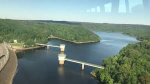 Faire en sorte que leurs hôtes tombent amoureux d'une région qu'ils ne connaissent pas. La Tour 77m Restaurant Belvaylife Barrage De La Gileppe Belgium Travel Belgium Tourism Youtube