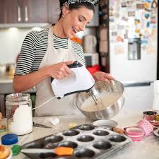 Streue etwa einen oder zwei esslöffel mehl darüber. Gesund Backen So Ersetzt Du Butter Zucker Und Mehl Um Kalorien Zu Sparen Fit For Fun