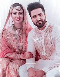 Recently married sarah khan treated her fans by sharing loved up pictures with her husband falak shabir on her instagram today. Sarah Khan Husband Romantic Pictures And Story Reviewit Pk