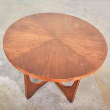 Roseburg cherry chairside end table. Mid Century Modern Broyhill Brasilia Round Lamp End Or Side Table At 1stdibs