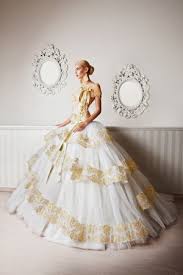 Sie gehen oft mit magenschmerzen bzw. Heiraten Wie Marie Antoinette Brautkleider Von Emiliano Bengasi Hochzeit Um 3