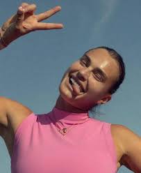 What do u love about me dear?? ❤️😘 #ArynaSabalenka