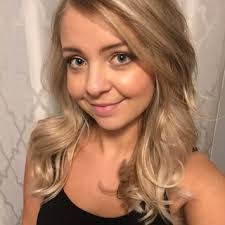 Lora Howe's Instagram, Twitter & Facebook