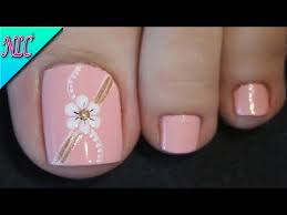 Uñas decoradas delos pies fáciles y bonitas. Diseno De Unas Para Pies Flor Muy Facil Para Principiantes Flowers Nail Art Nlc Unas Pintadas Con Flores Unas De Gel Para Pies Unas Decoradas Con Rayas