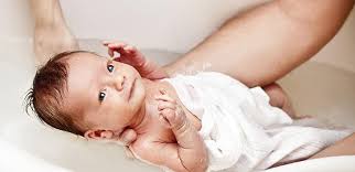 You don't need to bathe your baby every day. Baby Bath Steps To Your Baby S First Bath Pampers Ae