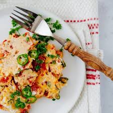 Rezept Von Emily Elyse Miller Ruhrei Mit Tomate Und Paprika Ruhrei Mit Tomaten Gefullte Paprikaschoten Ruhrei Rezept