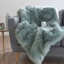 Een Winterplaid Voor Warmte En Gezelligheid En 2020 Couverture Fourrure Plaid Imitation Fourrure Bleu Gris