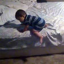 El Ingenioso Plan De Un Bebe Para Poder Bajar De La Cama