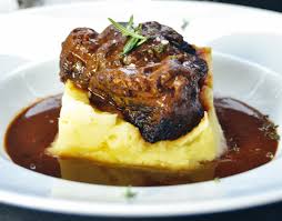 Geschmorte Kalbsbackchen In Rotweinsauce Rezept Lebensmittel Essen Schmoren Essen Und Trinken