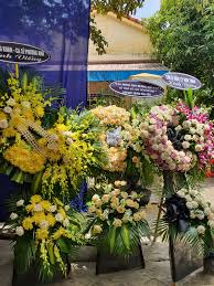 Nhà thiết kế nhật dũng (thứ hai từ phải qua) bên các người mẫu trong một bst áo dài. Srnboakqml6dm