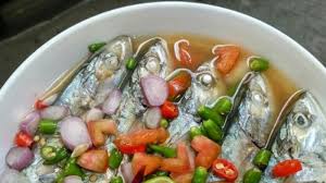 Jika anda ingin mengurangi makanan yang berminyak, ada rebus ayam terlebih dahulu di panci terpisah. Tanpa Minyak Resep Ikan Kembung Kukus Kuah Asam Menggiurkan