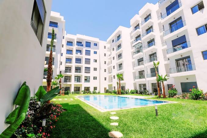 Façade villa enduit monocouche projeté blanc cassé — Maroc