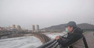 人们常说 天才是寂寞的 而新加坡管理大学和伦敦政治经济学院的研究证实 聪明的人更喜欢自己一个人生活 学习和工作 研究显示 高智商的人与他人交往越多 对生活的满意度就越低 虽然看起来有些孤独 但天才对自己独立生活的状态很满意 这样他们感觉更自在 快乐 in