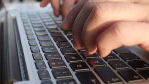 Memang pada tahun tersebut harga laptop/pc masih terlalu mahal dan penggunanya pun tidak sebanyak seperti sekarang. Cara Mengetik 10 Jari Yang Minim Typo Dan Efektif Nggak Kebiasaan Lirik Lirik Keyboard Lagi