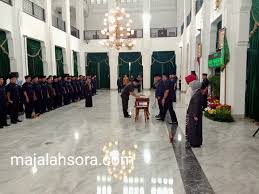 Kes direktur rsud soreang beserta bupati bandung memegang piagam akreditasi paripurna dari kars. Ini 35 Kepala Sma Smk Negeri Baru Yang Dilantik Emil Gubernur Jabar Dan Rencana Pelantikan Berikutnya Majalah Sora