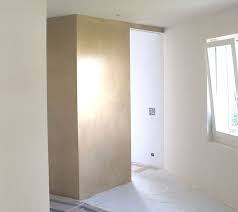 Vergoldete Wand In Einem Flur Eines Wohnhauses Von Alina Cesar Wir Erstellen Individuelle Metallwande Der Farbton Die Goldwande Metallwande Vergoldete Wande