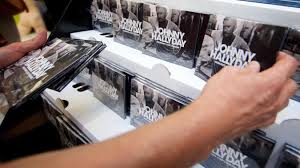 Mon pays c'est l'amour est le 51e et dernier album studio de johnny hallyday (le 7e chez warner). Johnny Battra T Il Le Record De Ventes De Disques Detenu Par Celine Dion