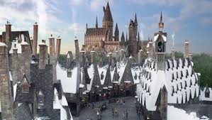 One way we save at universal is by ordering a whole pizza pie from louie's italian restaurant. Universal Orlando 2017 Erstmals Mit Weihnachtlichem Hogwarts