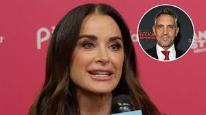 Kyle Richards Details Holiday Plans With Mauricio Umansky Amid Separation  (Exclusive)