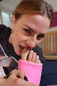 Sarah plaster SLWC LAC, gets hunter boots, 15 minutes