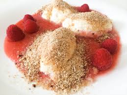 Topfennockerl Auf Erdbeerspiegel Foodforfamily Nockerl Kochen Und Backen Susse Hauptspeisen