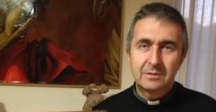 L'addio a don Walter con 900 firme