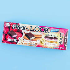 Fujiya Look Strawberry Butter Sandwich Chocolates In 2020 Strawberry Butter Chocolate Pack Japanese Chocolate