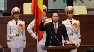 Đại diện gia đình, thân quyến, ông trần quân, con trai chủ tịch nước trần đại quang nói lời tiễn biệt cha và đọc lời cảm tạ. Chá»§ Tá»‹ch NÆ°á»›c Tráº§n Ä'áº¡i Quang Tuyen Thá»‡ Nháº­m Chá»©c Tuá»•i Tráº» Online