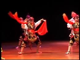 Keunikan gerak tari berpasangan atau kelompok terletak pada jumlah yang banyak, tetapi terkontrol. 10 Kesenian Tari Tradisional Indonesia Garuda Citizen