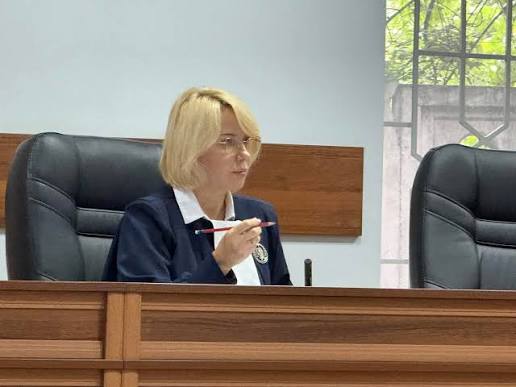 Суд над Порошенком по справі, сфабрикованій портновським ДБР, буде чинити суддя Міхєєва зі «списку Портнова». Не так давно нардеп Дубінський розкрив квоти цієї паскуди в судах і ця суддя в переліку прізвищ