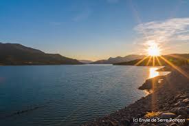 Si l'envie de vous « balader » entre deux étendues bleues (le lac et le ciel) vous tente, c'est le lieu idéal pour se. Lac De Serre Poncon La Mer A La Montagne Envie De Serre Poncon