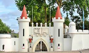 Portugal dos pequenitos is the little portugal area that features tiny versions of the country's most iconic landmarks. Coimbra Portugal Dos Pequenitos Reabre Dia 1 De Junho Radio Regional Portugal
