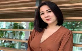 Penasaran dirinya dijuluki tante pemersatu bangsa, ernie judojono atau tante ernie mempertanyakannya pada gofar hilman. Tante Pemersatu Bangsa Blak Blakan Soal Ranjang Rela Lakukan Ini Demi Suami