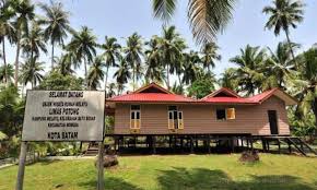 Rumah melayu atap limas potong adalah rumah adat riau lainnya. 6 Rumah Adat Riau Keunikannya Andalas Tourism