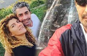 Erkan petekkaya, alzheimer'a yakalanan annesi şerife petekkaya ve demans hastası olan babası akın petekkaya'nın tedavisiyle ilgilenebilmek için tüm hayatını değiştirdi. Erkan Petekkaya Tatile Bakin Nereye Gitti