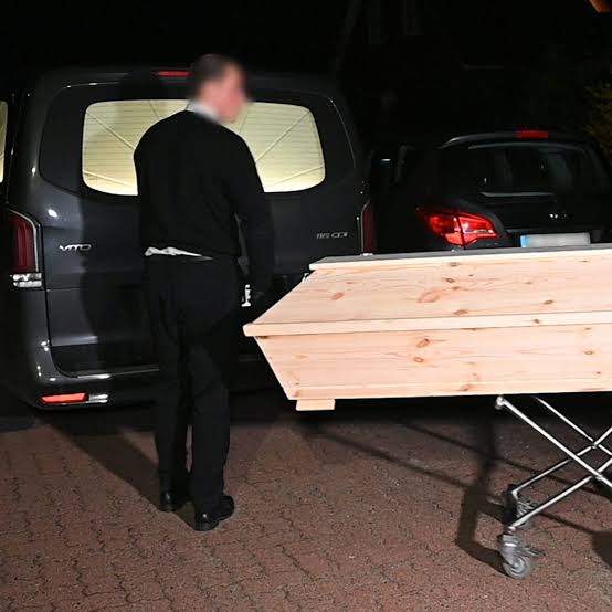 Grausiger Fund: Totes Baby in Mülltonne entdeckt – 24-Jährige stellt sich  Polizei und muss ins Krankenhaus - WELT