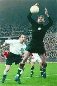 De wereldkampioen keek vol ongeloof toen het thuisland zomaar. England 3 Hungary 6 In Nov 1953 At Wembley Hungary Keeper Gyula Grosics Catches This Cross Friendly