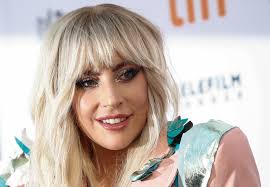 Gewöhnlich versteckt sich lady gaga hinter greller schminke, perücken und verrückten kostümen. Lady Gaga Bei Der Sag Aftra Sie Spricht Uber Selbstmordgedanken