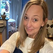 Kari Murphy's Instagram, Twitter & Facebook