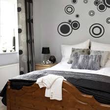 Retire as cortinas, tapetes e todos os objectos que se encontrem sobre os móveis; Decoracion De Cuartos Con Circulos