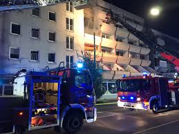 Zimmer alle 1 zimmer 2 zimmer 3 zimmer 4 zimmer 5 zimmer ab 6 zimmer kaltmiete alle bis 200 euro 200 bis 500 euro 500 bis 1000 euro 1000+ euro angebote per email. Fw Bo Bochum Wattenscheid Flammen Schlagen Aus Wohnung Presseportal