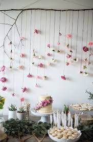 Puedes jugar con las alturas, con los tiestos, con su ubicación e incluso con el tipo de planta para adaptarla a tu hogar. Adorables Ideas Para Fiestas Con Flores Tarjetas Imprimibles Decoracion Con Flores Decoracion De Cumpleanos Decoracion De Unas