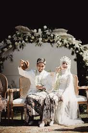 Umumnya para pasangan memutuskan untuk melakukan foto prewed outdoor dengan latar belakang laut, pegunungan, pepohonan dan lain sebagainya. Pernikahan Outdoor Ody Adi Di Bandung Dengan Sentuhan Adat Sunda Pengantin Wanita Fotografi Pengantin Pernikahan Tradisional
