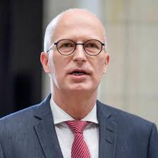 Der begriff ausgangssperre bezeichnet das politisch, militärisch oder polizeilich für eine unbestimmte vielzahl von personen angeordnete verbot, öffentliches gelände wie straßen oder plätze zu betreten (betretungsverbot) beziehungsweise das haus. Eyd9gll06nhxlm