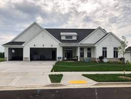 Black And White House Exterior One Story Modern Home Trends I M Loving White Exterior Houses Ranch House Exterior White Farmhouse Exterior