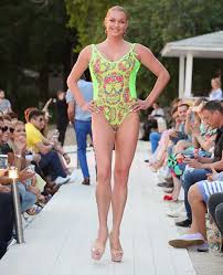 Фигуру волочковой тут же обвинили в мужеподобности, сравнили ширину ее плеч с плечами тайного тем более, как отмечают многие, за последнее время анастасия стала еще стройнее. Anastasiya Volochkova Pohudela S Pomoshyu Chudodejstvennoj Travy Zvezdy Womanhit Ru