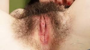 La figa pelosa Annabelle Lee si strofina la figa per farsi venire e orgasmo  su tutto il letto, poi allarga la figa aperta | xHamster