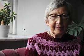 Hun måtte kun tage en dukke med, da de flygtede fra Østtyskland: Ny bog  samler Edelgards og ni andres livshistorier