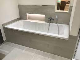 Das bad wurde komplett gefliest, wände und boden, inklusive bordüre und dekorfliesen als blickfang. Badewanneneinbau Mit Wandnische Fur Badutensilien Fliesen Im Stonemix Fliesen Wand Boden Mosaik Stonemi Wandnischen Badezimmer Nischen Badewanne Fliesen